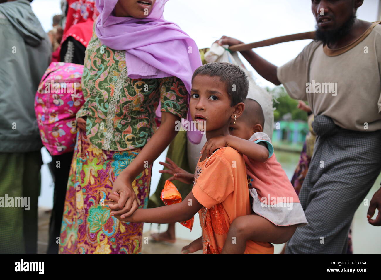 7 octobre 2017 - Cox'S Bazar, Bangladesh - ÎLE DE SHAH PORI, BANGLADESH - 07 OCTOBRE : les Rohingyas ont fui l'opération militaire en cours dans l'État de Rakhain au Myanmar, montent en bateau sur l'île de Shah Pori pour se rendre au camp de réfugiés de l'île de Shah Pori au Bangladesh le 07 octobre 2017. Les Rohinngya ont continué à fuir au Bangladesh. Le Bangladesh a déclaré que ce serait l'une des plus grandes caméras de réfugiés au monde pour héberger les quelque 800 000 musulmans rohingyas qui ont demandé l'asile après la violence au Myanmar. Crédit : Zakir Hossain Chowdhury/ZUMA Wire/Alamy Live News Banque D'Images