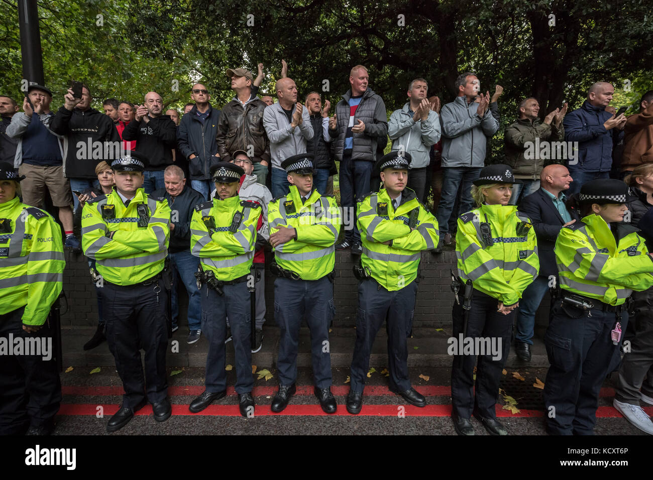 Londres, Royaume-Uni. 7 Oct, 2017. Des milliers de jeunes de Football Alliance (FLA), les anciens combattants contre le terrorisme et d'autres partisans rassemblement et marche à travers le centre de Londres contre l'extrémisme et les récentes attaques terroristes au Royaume-Uni et en Europe. Crédit : Guy Josse/Alamy Live News Banque D'Images