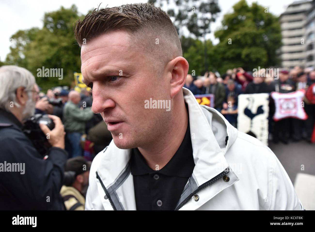 Londres, Royaume-Uni. 7 octobre 2017. Tommy Robinson. Des milliers de supporters de football défilent à Londres contre l'extrémisme. Credit : Matthew Chattle/Alamy Live News Banque D'Images