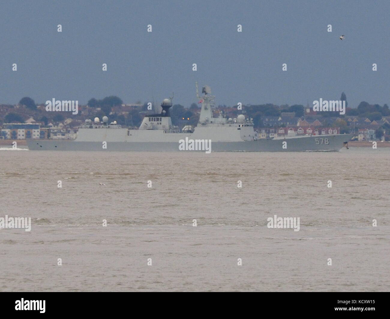 Sheerness, Kent, UK. 7 Oct, 2017. Deux navires de guerre chinois note de Sheerness à mesure qu'ils s'éloignent la Tamise et Londres après leur visite de bonne volonté. 578 Navire de Yangzhou. Credit : James Bell/Alamy Live News Banque D'Images