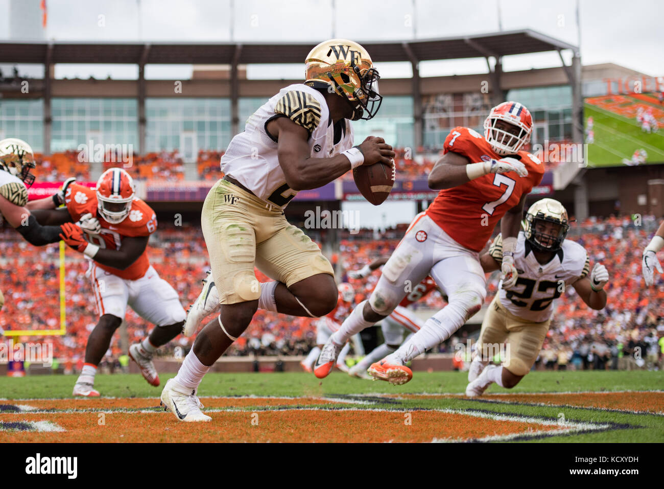 Service Forest quarterback Kendall Hinton (2) au cours de la NCAA college football match entre Wake Forest et Clemson le samedi 7 octobre 2017 au Memorial Stadium à Clemson, SC. Jacob Kupferman/CSM Banque D'Images