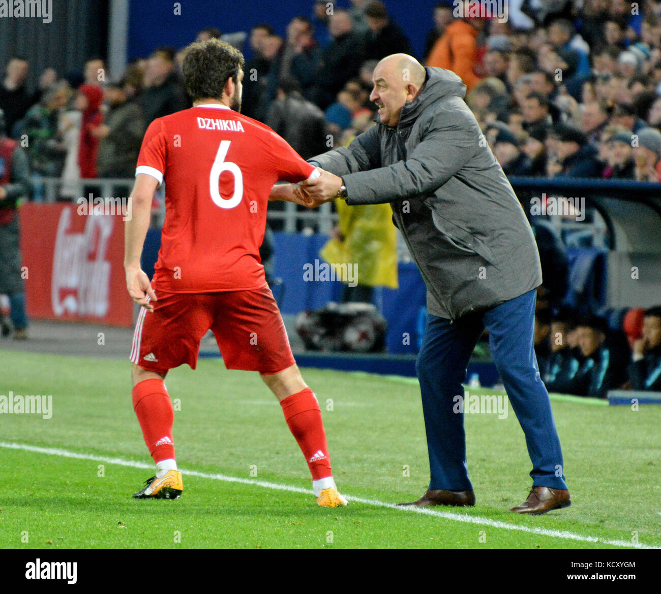 Moscou, Russie - 7 octobre 2017.Stanislav Cherchesov, entraîneur de l'équipe nationale russe de football, et Georgi Dzhikiya, défenseur, lors d'un match international d'essai contre la Corée du Sud au stade VEB Arena de Moscou.Crédit : Alizada Studios/Alay Live News Banque D'Images