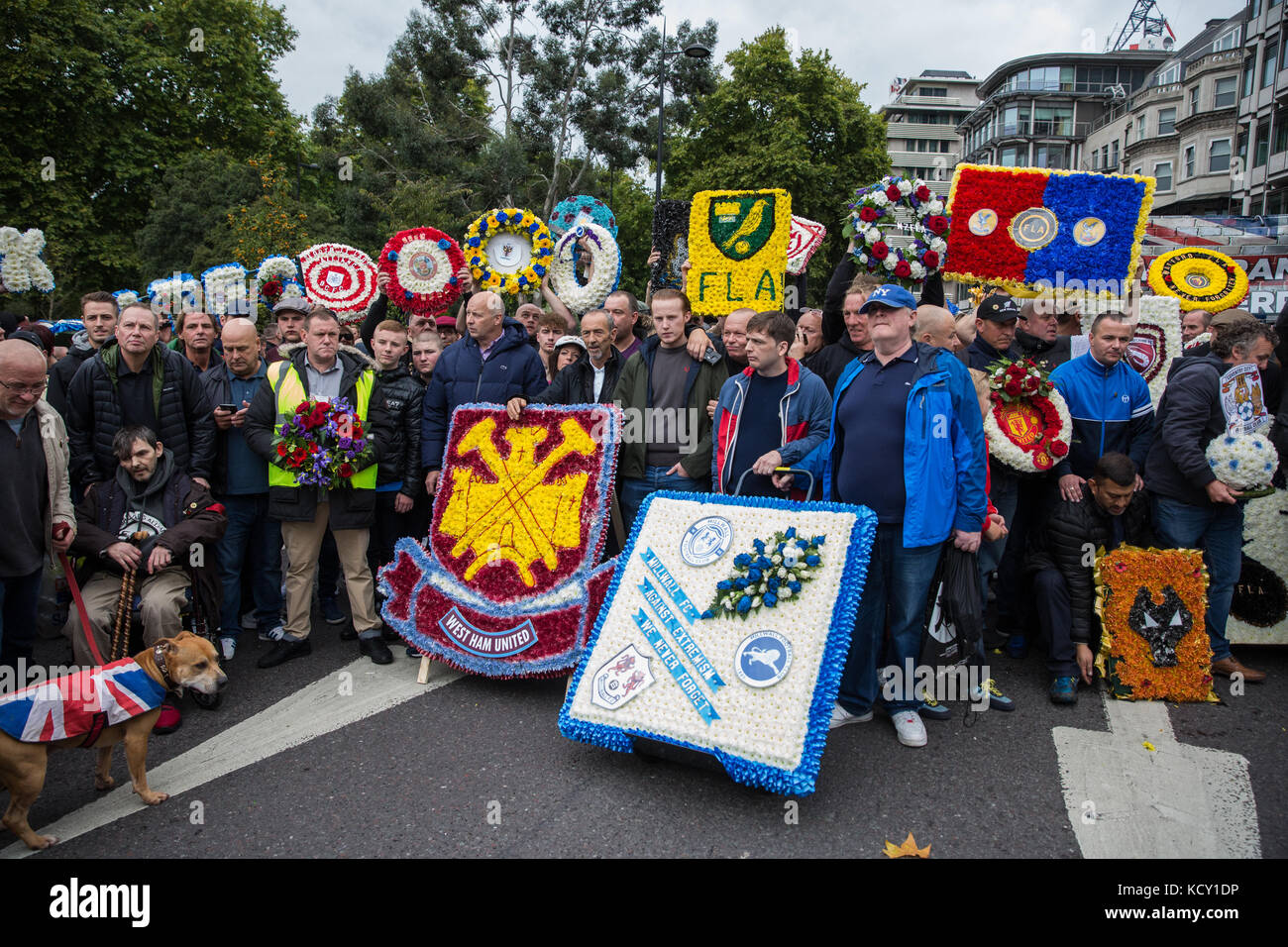 Londres, Royaume-Uni. 7 octobre 2017. Des milliers de partisans de l'Alliance des lads de football (FLA) et des vétérans contre le terrorisme se préparent à marcher dans le centre de Londres, de Park Lane au pont de Westminster sur le second « passage contre l'extrémisme ». Le FLA a été formé à la suite de l'attaque terroriste du pont de Londres le 3 juin. Crédit : Mark Kerrison/Alamy Live News Banque D'Images