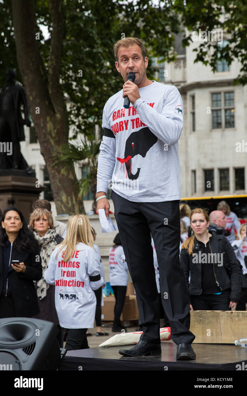 Londres, Royaume-Uni. 7 octobre, 2017. dan Richardson (r), l'acteur et patron de la fondation Born Free, adresses militants contre le commerce de l'ivoire en prenant part à une manifestation silencieuse à la place du parlement, à l'occasion du quatrième marche mondiale pour les éléphants et rhinocéros' mars contre l'extinction, destiné non seulement à mieux faire connaître le sort des éléphants et rhinocéros et le rôle de l'industrie d'antiquités mais aussi de faire pression sur le gouvernement britannique pour maintenir une interdiction complète sur ivoire. crédit : mark kerrison/Alamy live news Banque D'Images