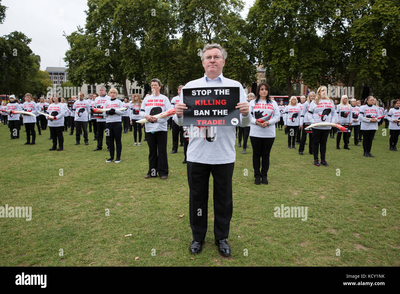 Londres, Royaume-Uni. 7 octobre, 2017. Duncan mcnair, avocat, auteur et fondateur et directeur général de sauver l'éléphant d'Asie (STAE), se trouve au bord d'un triangle de militants contre le commerce de l'ivoire en prenant part à une manifestation silencieuse à la place du parlement, à l'occasion du quatrième marche mondiale pour les éléphants et rhinocéros' mars contre l'extinction, destiné non seulement à mieux faire connaître le sort des éléphants et rhinocéros et le rôle de l'industrie d'antiquités mais aussi de faire pression sur le gouvernement britannique pour maintenir une interdiction complète sur ivoire. crédit : mark kerrison/Alamy live news Banque D'Images