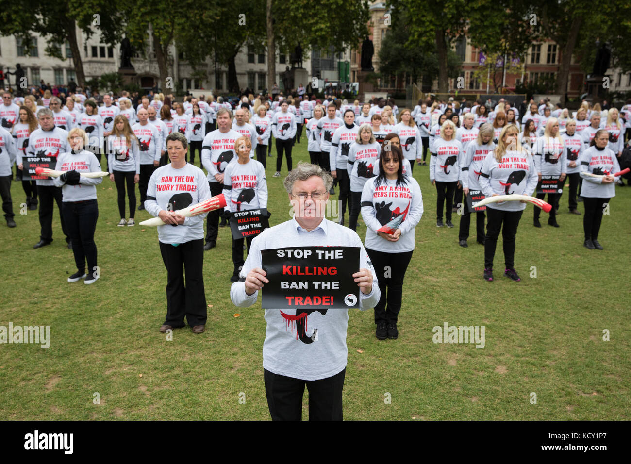 Londres, Royaume-Uni. 7 octobre, 2017. Duncan mcnair, avocat, auteur et fondateur et directeur général de sauver l'éléphant d'Asie (STAE), se trouve au bord d'un triangle de militants contre le commerce de l'ivoire en prenant part à une manifestation silencieuse à la place du parlement, à l'occasion du quatrième marche mondiale pour les éléphants et rhinocéros' mars contre l'extinction, destiné non seulement à mieux faire connaître le sort des éléphants et rhinocéros et le rôle de l'industrie d'antiquités mais aussi de faire pression sur le gouvernement britannique pour maintenir une interdiction complète sur ivoire. crédit : mark kerrison/Alamy live news Banque D'Images