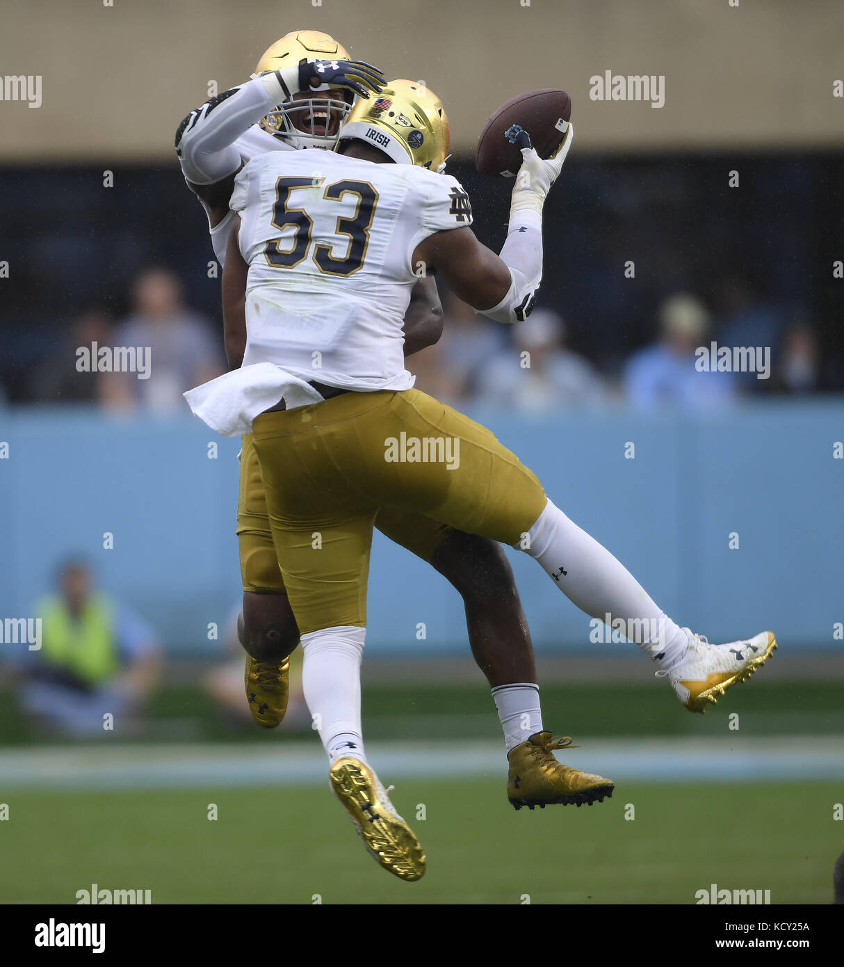 Chapel Hill, North Carolina, USA. 7 Oct, 2017. Khalid Kareem (53) Notre Dame célèbre le long de son coéquipier Daelin Hayes (9), gauche, après avoir remporté un fumble. Le North Carolina Tar Heels joué le Notre Dame Fighting Irish dans un match de football qui a eu lieu à l'Kenan Memorial Stadium à Chapel Hill, N.C. le samedi 7 octobre, 2017. Notre Dame a gagné 33-10. Credit : Fabian Radulescu/ZUMA/Alamy Fil Live News Banque D'Images