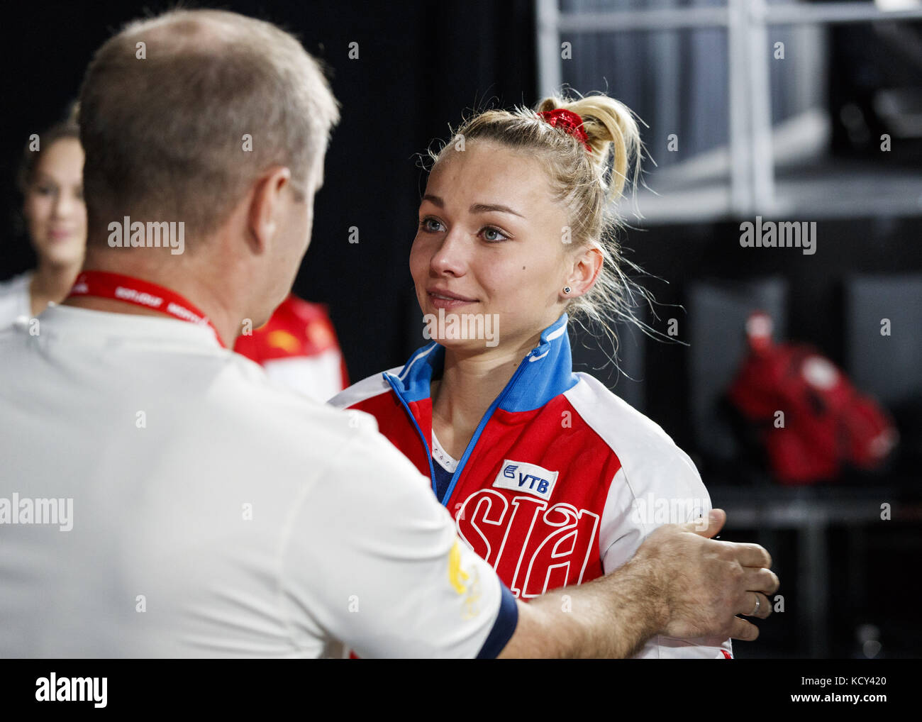 Montréal, Québec, Canada. 7 Oct, 2017. (L) Coach EVGENII GREBENKIN félicite (R) MARIA PASEKA de Russie après avoir terminé première sur la base de l'appareil lors de la finale du Championnat du Monde de Gymnastique artistique le 7 octobre 2017 au Stade olympique à Montréal, Canada. Crédit : Andrew Chin/ZUMA/ZUMAPRESS.com/Alamy fil Live News Banque D'Images