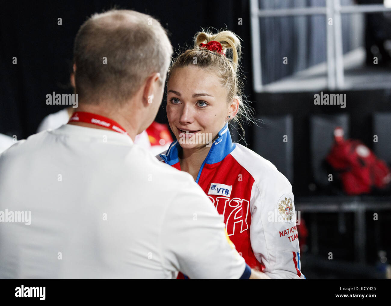 Montréal, Québec, Canada. 7 Oct, 2017. (L) Coach EVGENII GREBENKIN félicite (R) MARIA PASEKA de Russie après avoir terminé première sur la base de l'appareil lors de la finale du Championnat du Monde de Gymnastique artistique le 7 octobre 2017 au Stade olympique à Montréal, Canada. Crédit : Andrew Chin/ZUMA/ZUMAPRESS.com/Alamy fil Live News Banque D'Images