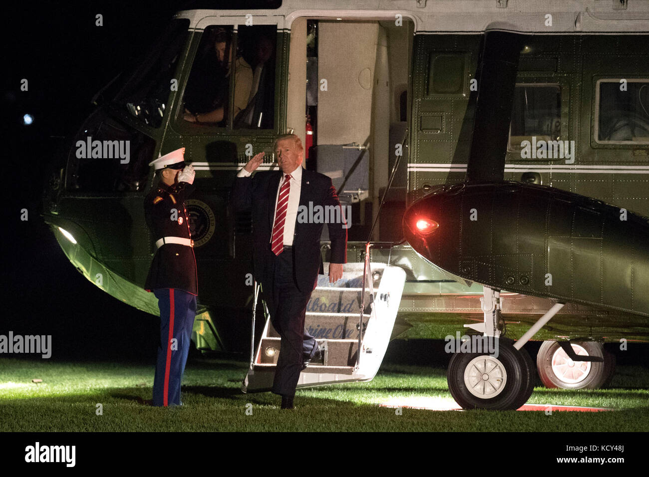 Le président américain Donald J. Trump salue la Marine Guard comme un hewalks à la résidence après avoir dévalé Marine One sur la pelouse sud de la Maison Blanche à Washington, DC, USA, le 07 octobre 2017. Le président Trump s'est rendu en Caroline du Nord pour deux événements de collecte de fonds Credit: Shawn Thew/Pool via CNP /MediaPunch Banque D'Images