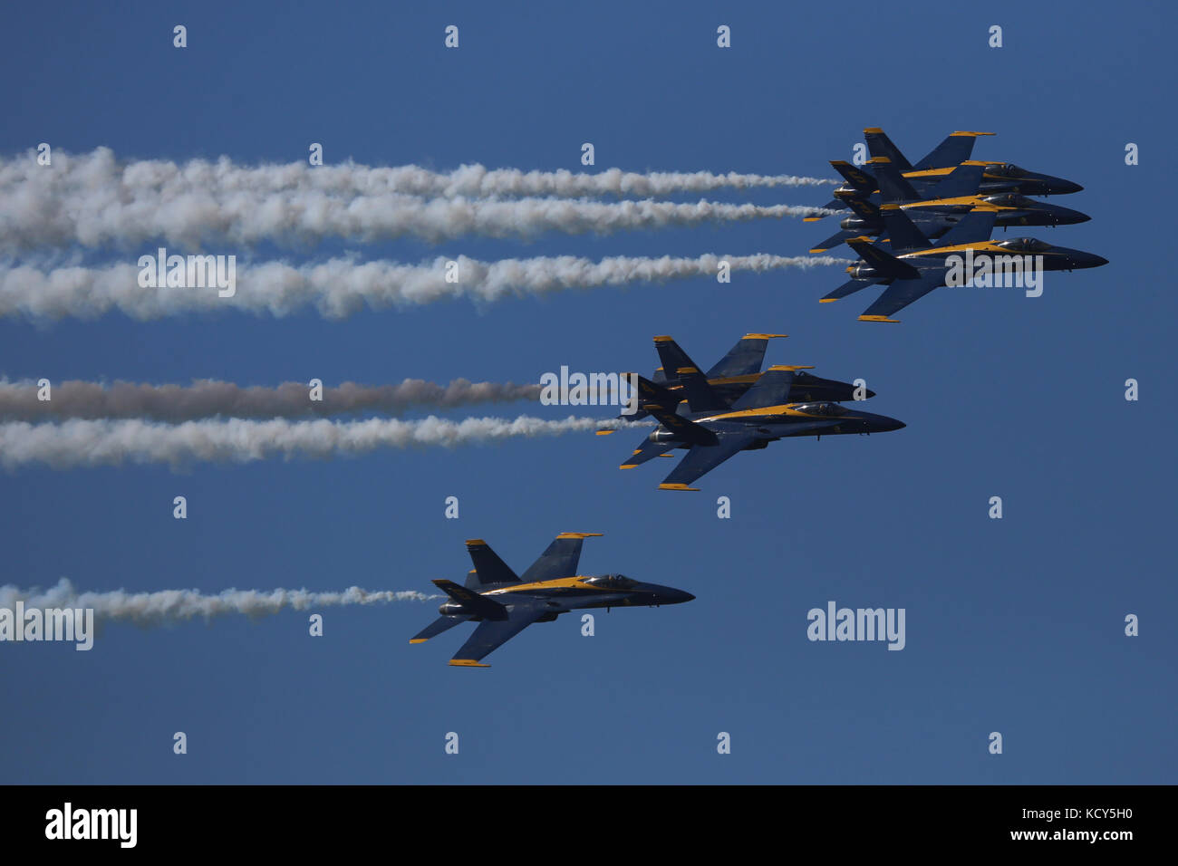 San Francisco, États-Unis. 7 octobre 2017. Les Blue Angels de l'US Navy survolent le Golden Gate Bridge lors d'un spectacle aérien des activités annuelles de la Fleet week à San Francisco, aux États-Unis, le 7 octobre 2017. Crédit : Liu Yilin/Xinhua/Alamy Live News Banque D'Images