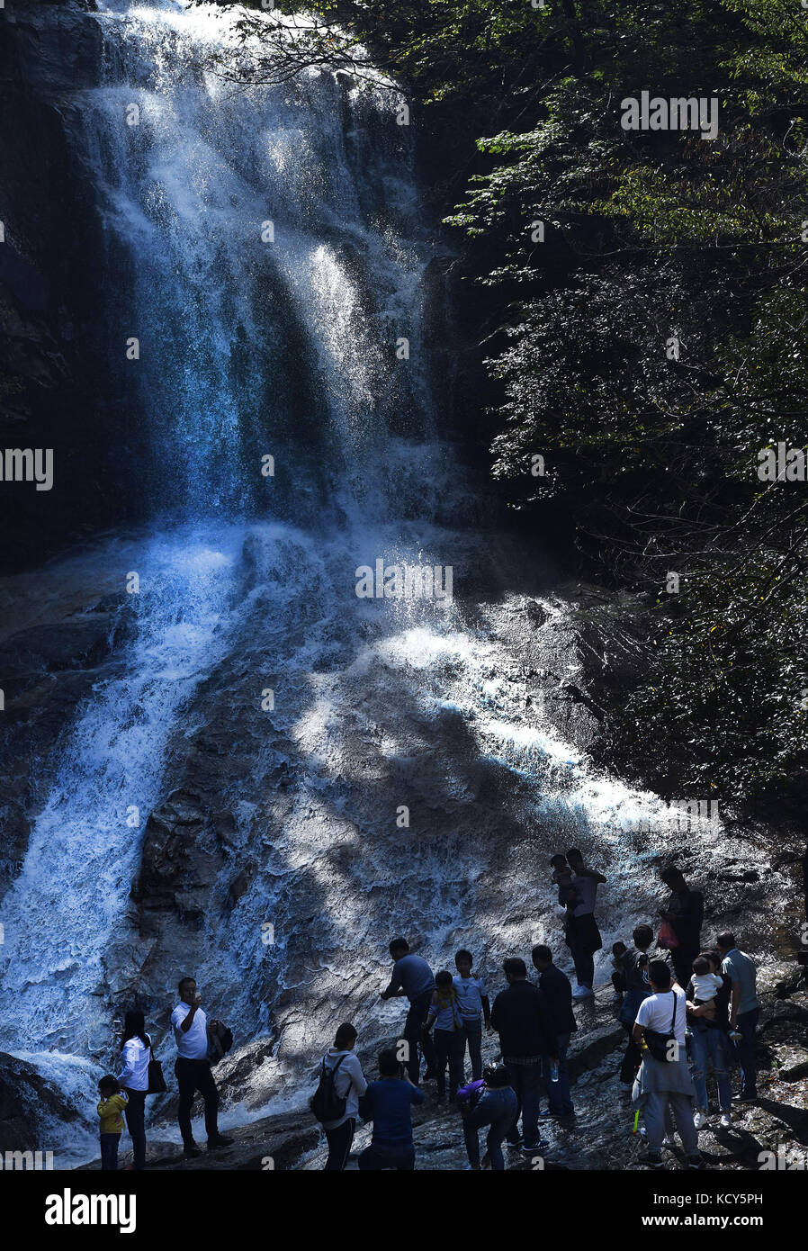 Jinzhai. 7 octobre 2017. Les touristes visitent le site pittoresque de Tiantangzhai dans le comté de Jinzhai dans la province d'Anhui de l'est de la Chine, Oct. 7, 2017. Tiantangzhai Scenic Spot est situé dans le comté de Jinzhai de la ville de lu'an dans l'Anhui, qui a une couverture forestière de plus de 90 pour cent et une grande variété d'espèces animales et végétales. Elle est également appelée « la dernière forêt primaire de l'est de la Chine » pour son environnement bien protégé. Crédit : Tao Ming/Xinhua/Alamy Live News Banque D'Images