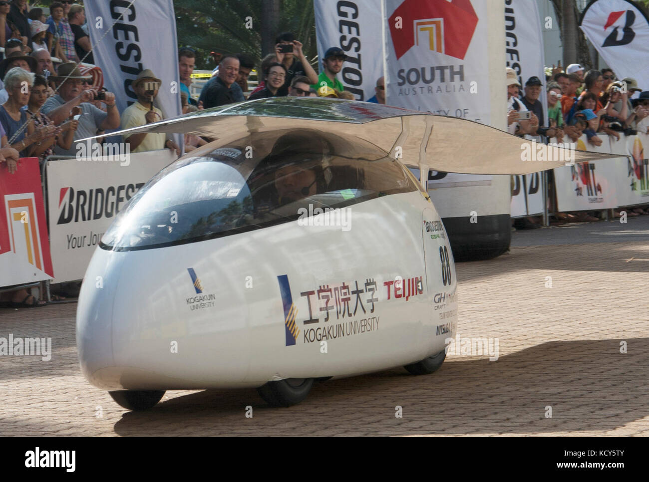 Darwin. 8 oct, 2017. voiture solaire de l'aile du Japon kogakuin university tirets de la ligne de départ au cours de la World Solar Challenge 2017 à Darwin, Australie, le oct. 8, 2017. crédit : xu haijing/Xinhua/Alamy live news Banque D'Images