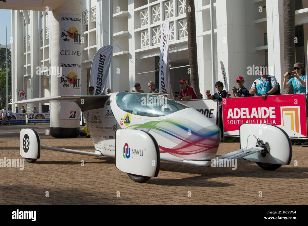 Darwin. 8 octobre 2017. La voiture solaire Naledi de l'Université du Nord-Ouest d'Afrique du Sud s'éloigne de la ligne de départ lors du World Solar Challenge 2017 à Darwin, Australie, le 8 octobre 2017. Crédit : Xu Haijing/Xinhua/Alamy Live News Banque D'Images