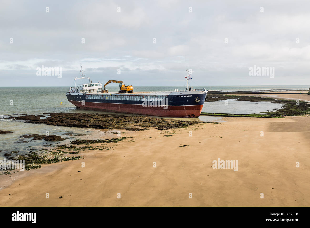 Margate, UK. 8 octobre, 2017. Barbudan marqué 75 mètres cargo le négociant Islay, transportant une cargaison de verre brisé aurait été traîné l'ancre et s'est échoué vers 3h le dimanche matin.Elle se trouve dans les pieds de Antony échoués sur l'HOMME DE FER Gormeys.sculpture Eforts seront faits sur la prochaine marée haute de renflouer le navire à l'aide d'un remorqueur de Medway. Credit : ernie Jordanie/Alamy Live News Banque D'Images