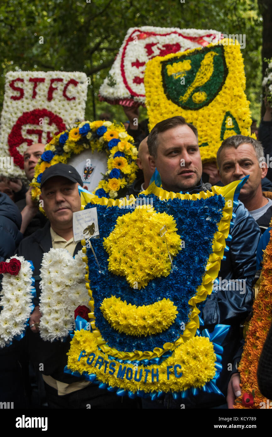 7 octobre 2017 - Londres, Royaume-Uni. 7 octobre 2017. Les vétérans de la lutte contre le terrorisme s'alignent avec une couronne et leur bannière à Park Lane avant de marcher avec la Football Lads Alliance vers Westminster Bridge avec des couronnes représentant des clubs grands et petits à travers le pays. Les plusieurs milliers de manifestants protestaient contre les récents attentats terroristes au Royaume-Uni et en Europe, se souvenaient des victimes et appelaient le gouvernement à prendre des mesures décisives contre la menace extrémiste, notamment en enfermant tous les suspects terroristes et en expulsant ceux d'origine étrangère. Les organisateurs soulignent qu'ils sont opposés Banque D'Images