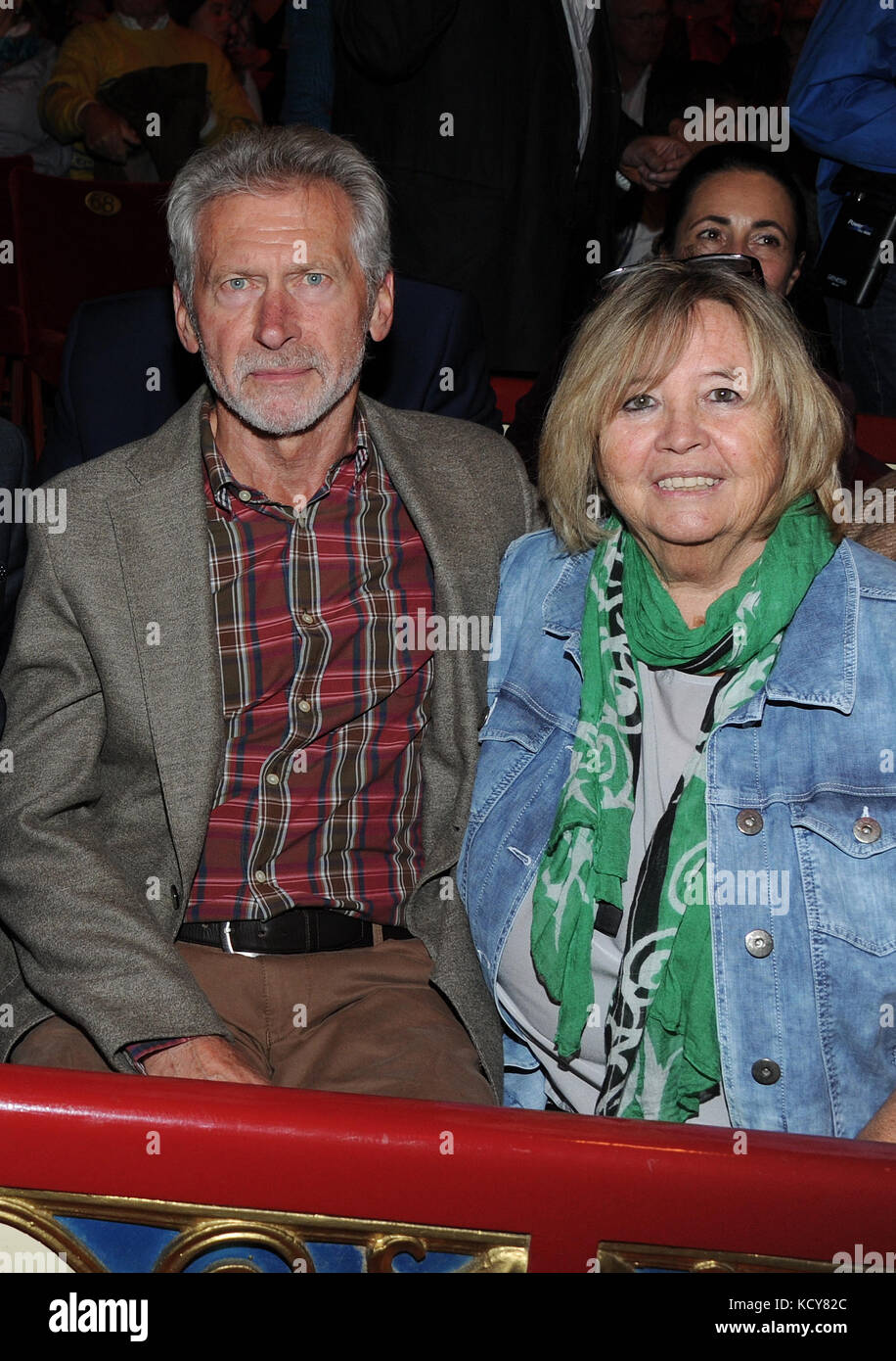 Munich, Allemagne. 7 octobre 2017. L'ancien footballeur Paul Breitner et son épouse Hildegard lors du gala de la première édition du Cirque Roncalli sous le slogan « 40 ans de voyage vers l'arc-en-ciel » à la tente Leonrods Plaza à Munich, en Allemagne, le 7 octobre 2017. Le spectacle invité jubilé durera jusqu'au 12 novembre 2017. Crédit : Ursula Düren/dpa/Alamy Live News Banque D'Images