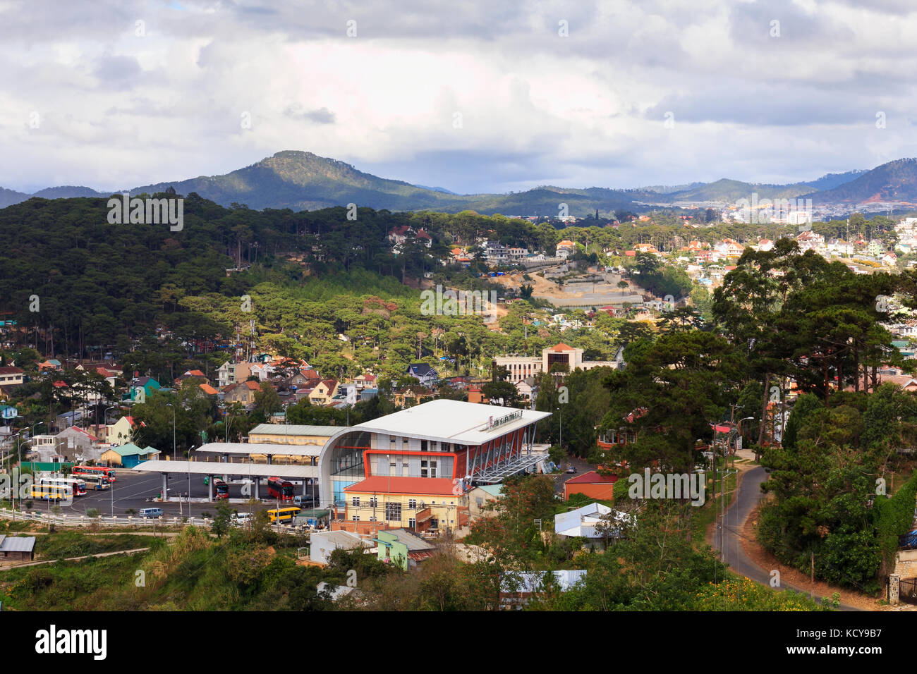 La ville de Dalat, vue de Robin Hill, Dalat, Lam Dong, Vietnam. da lat est une des belles et la célèbre ville au Viet Nam Banque D'Images