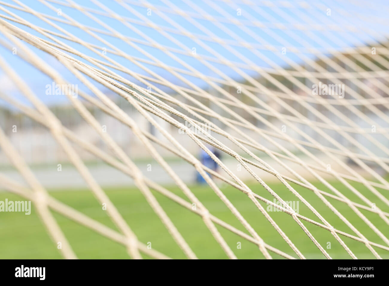 Soccer ou de football, l'arrière-plan net Vue de derrière le but avec brouillé stadium et joueur. Banque D'Images