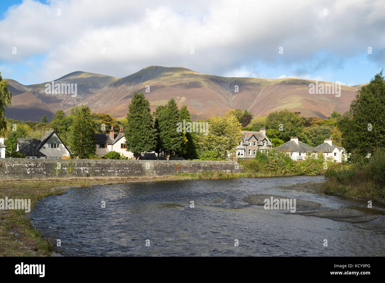 La rivière Greta à Keswick avec Skiddaw dans l'arrière-plan, Cumbria, England, UK Banque D'Images
