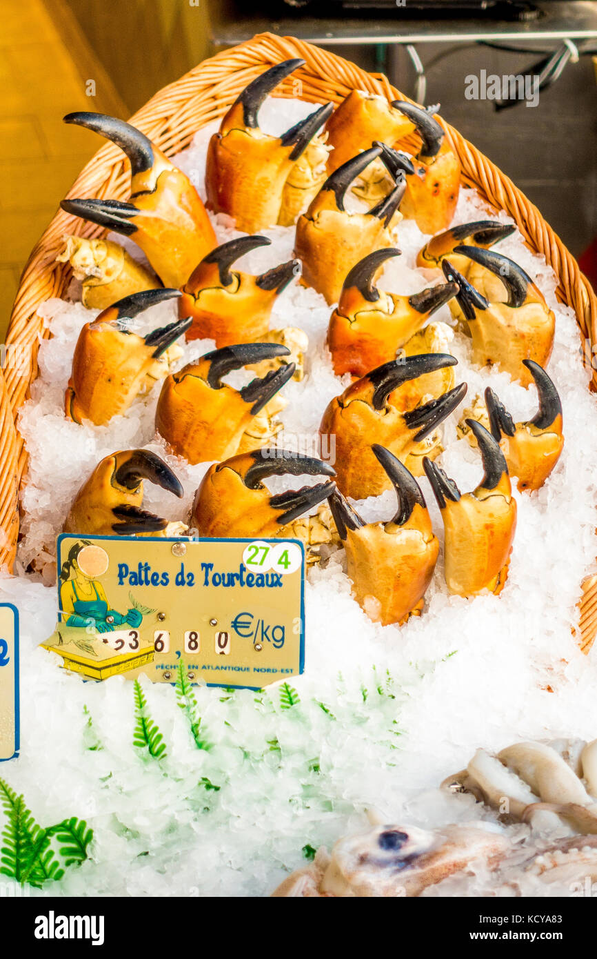 Pinces de crabe orange avec de grandes pinces noir dans un panier rempli de glace à un poisson à la poissonnerie shop Banque D'Images