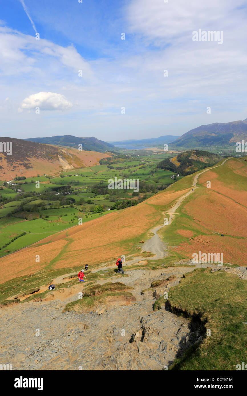 Les promeneurs sur Catbells est tombé, et le lac Derwentwater, Parc National de Lake district, comté de Cumbria, Angleterre, Royaume-Uni. Catbells fell est l'un des 214 Wainwright Banque D'Images