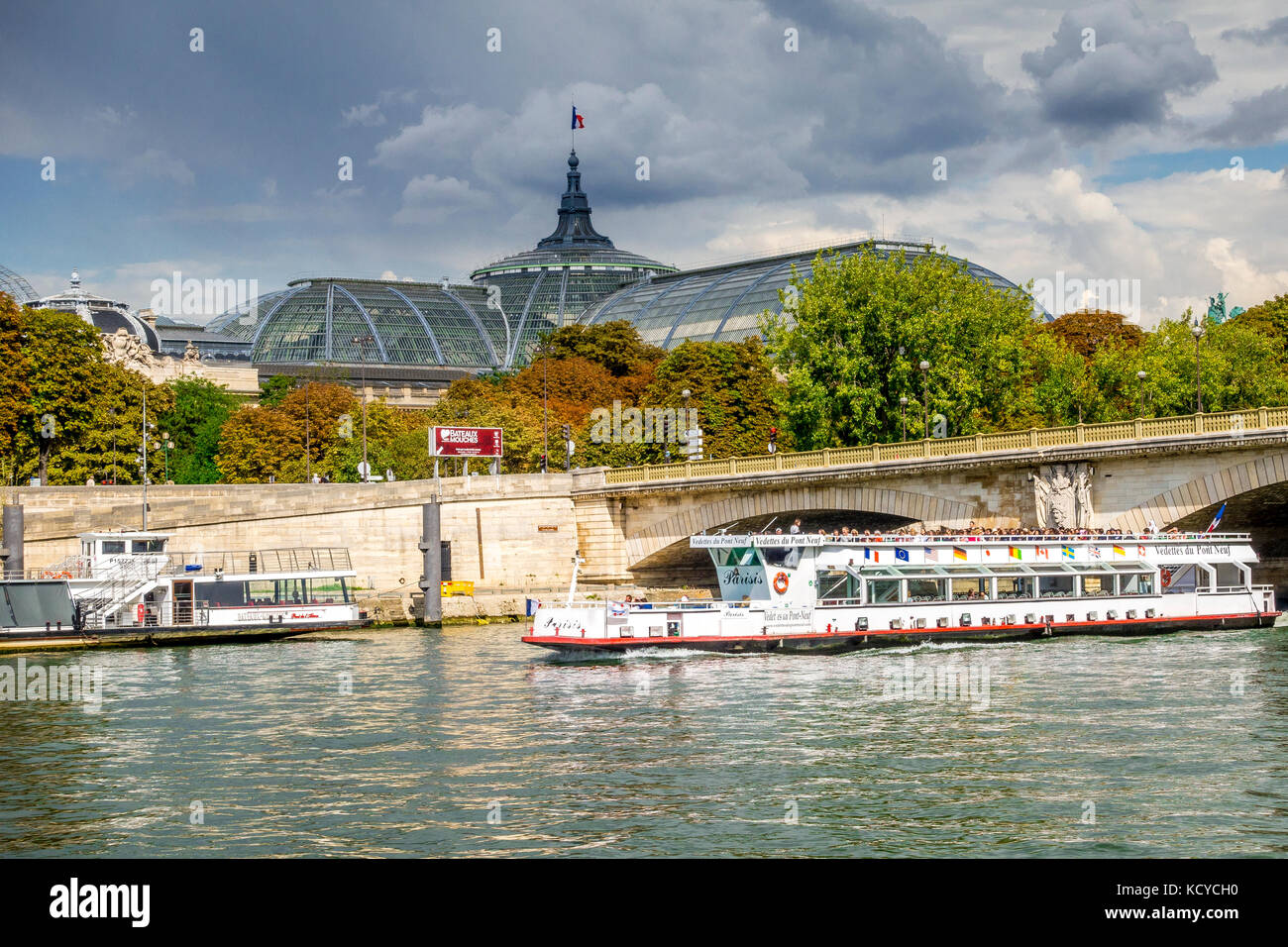 Un bateau plein de touristes cruise la Seine pour des visites touristiques à Paris, France Banque D'Images