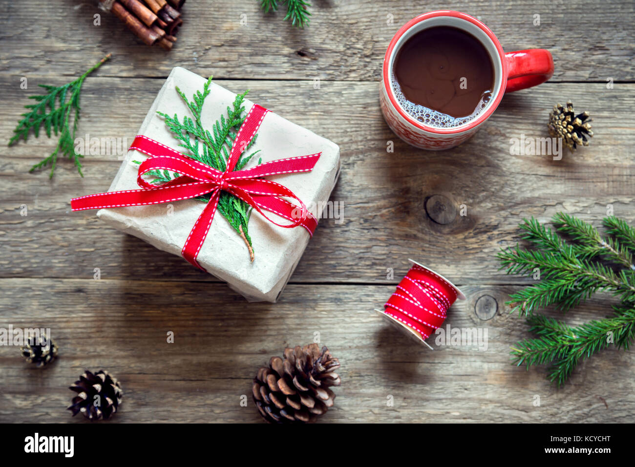 Tasse De Chocolat Chaud Et De Guimauve Sur Fond De Noël Avec Des Branches  De Sapin, Des Cônes Et Des Boules Sur Une Table En Bois Gris.