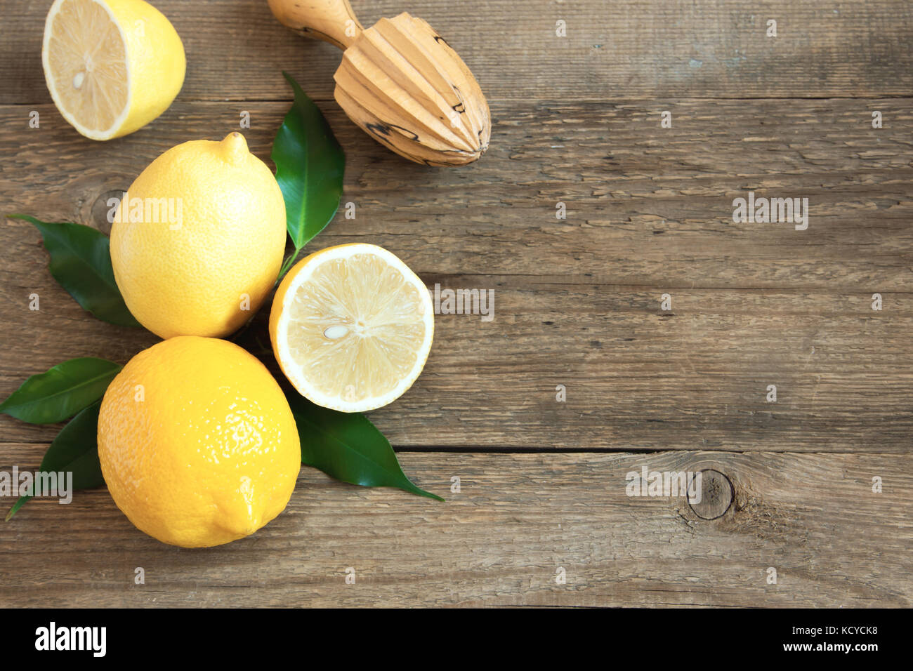 Produits frais bio citrons sur fond de bois rustique with copy space Banque D'Images