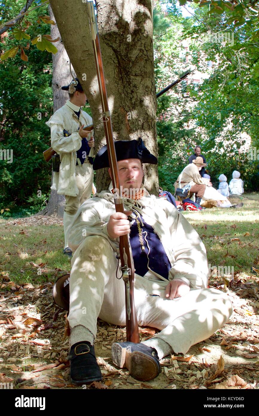 Philadelphia, PA, USA - 7 octobre 2017 : la guerre révolutionnaire de reconstitution historique prendre part à la 240e anniversaire de la reconstitution de la bataille de Germantown. Banque D'Images