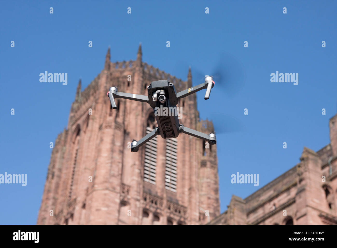 Caméra de drone survolant la cathédrale de Liverpool, Merseyside Banque D'Images