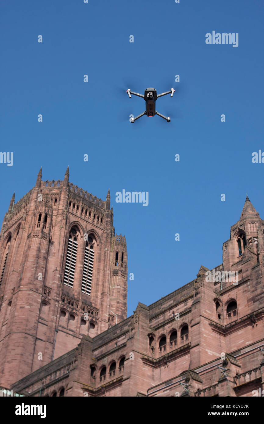 Caméra de drone survolant la cathédrale de Liverpool, Merseyside Banque D'Images