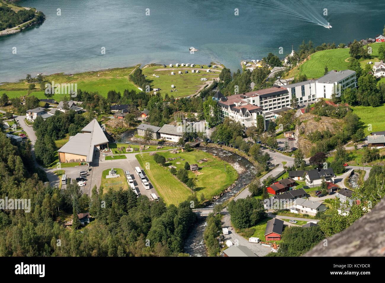 Vue de dessus de la ville de geiranger sur la rive du Geirangerfjord. la Norvège Banque D'Images