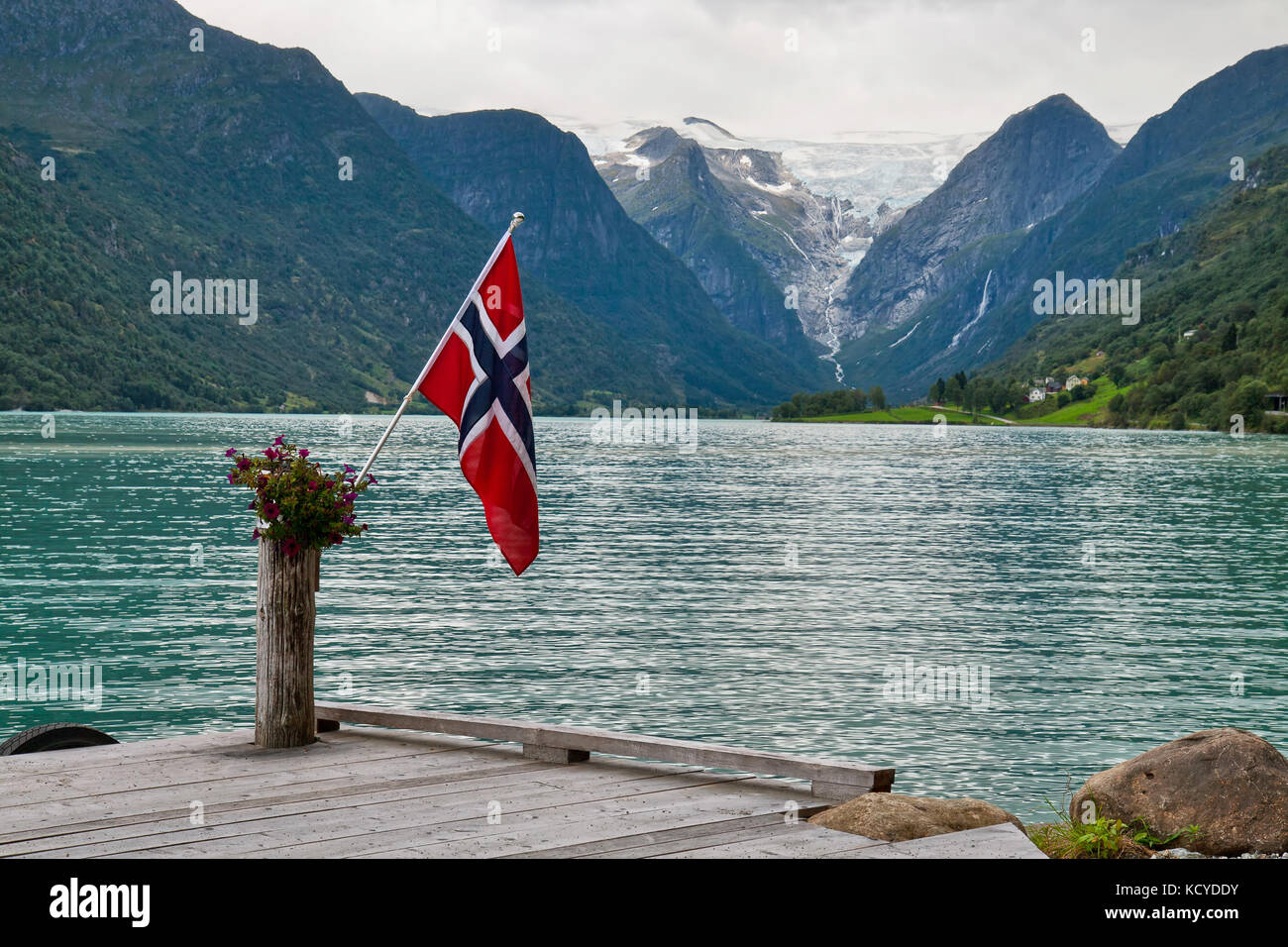 Le drapeau norvégien contre le paysage norvégien Banque D'Images