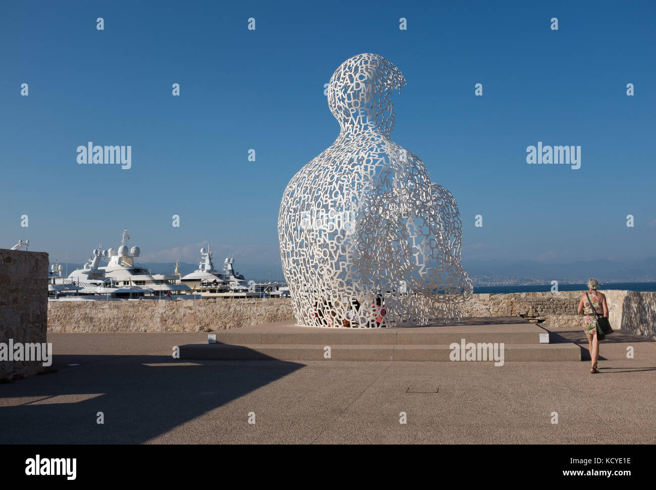 Sculpture moderne de nomade par l'artiste Jaume Plensa au Bastion Saint Jaume, Antibes, Côte d'Azur, Provence-Alpes-Côte d'Azur, France. Banque D'Images