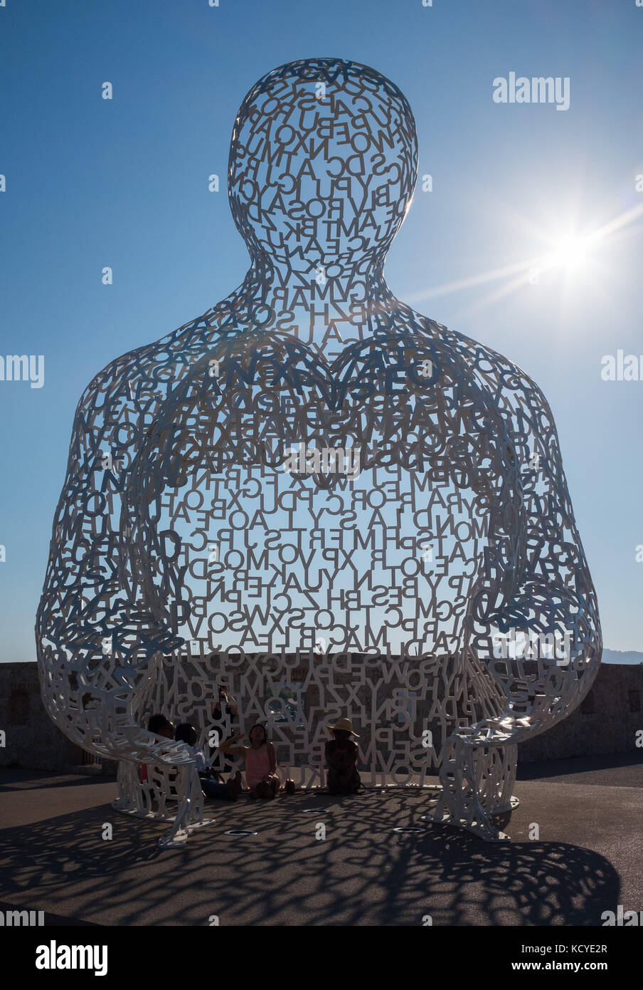 Sculpture moderne de nomade par l'artiste Jaume Plensa au Bastion Saint Jaume, Antibes, Côte d'Azur, Provence-Alpes-Côte d'Azur, France. Banque D'Images