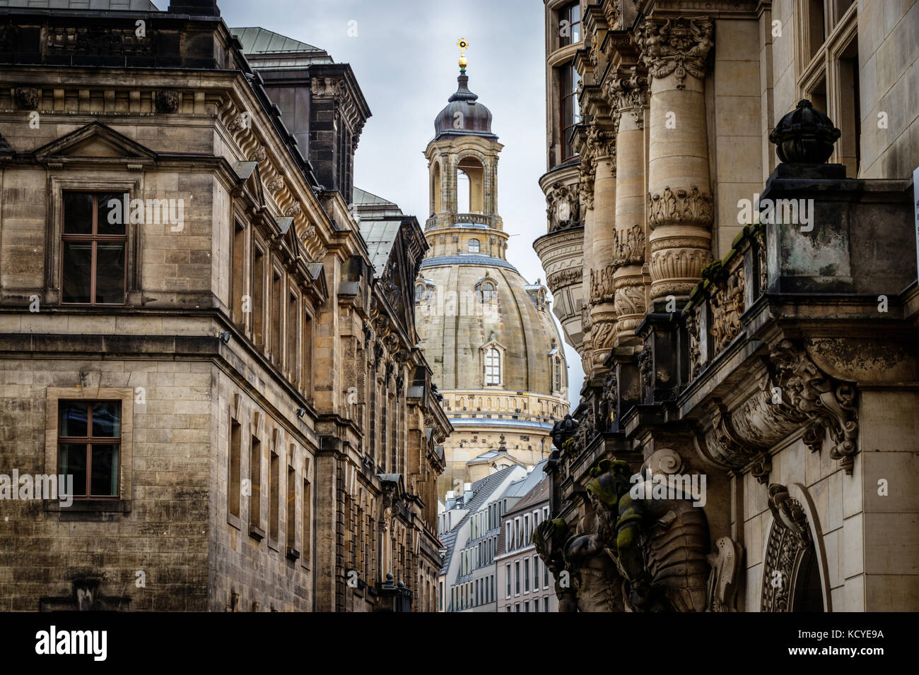 Vue sur la ville de Dresde en Allemagne de l'est sur un jour de tempête automne octobre à l'église Frauenkirche en arrière-plan et l'fuerstenzug au premier plan. Banque D'Images
