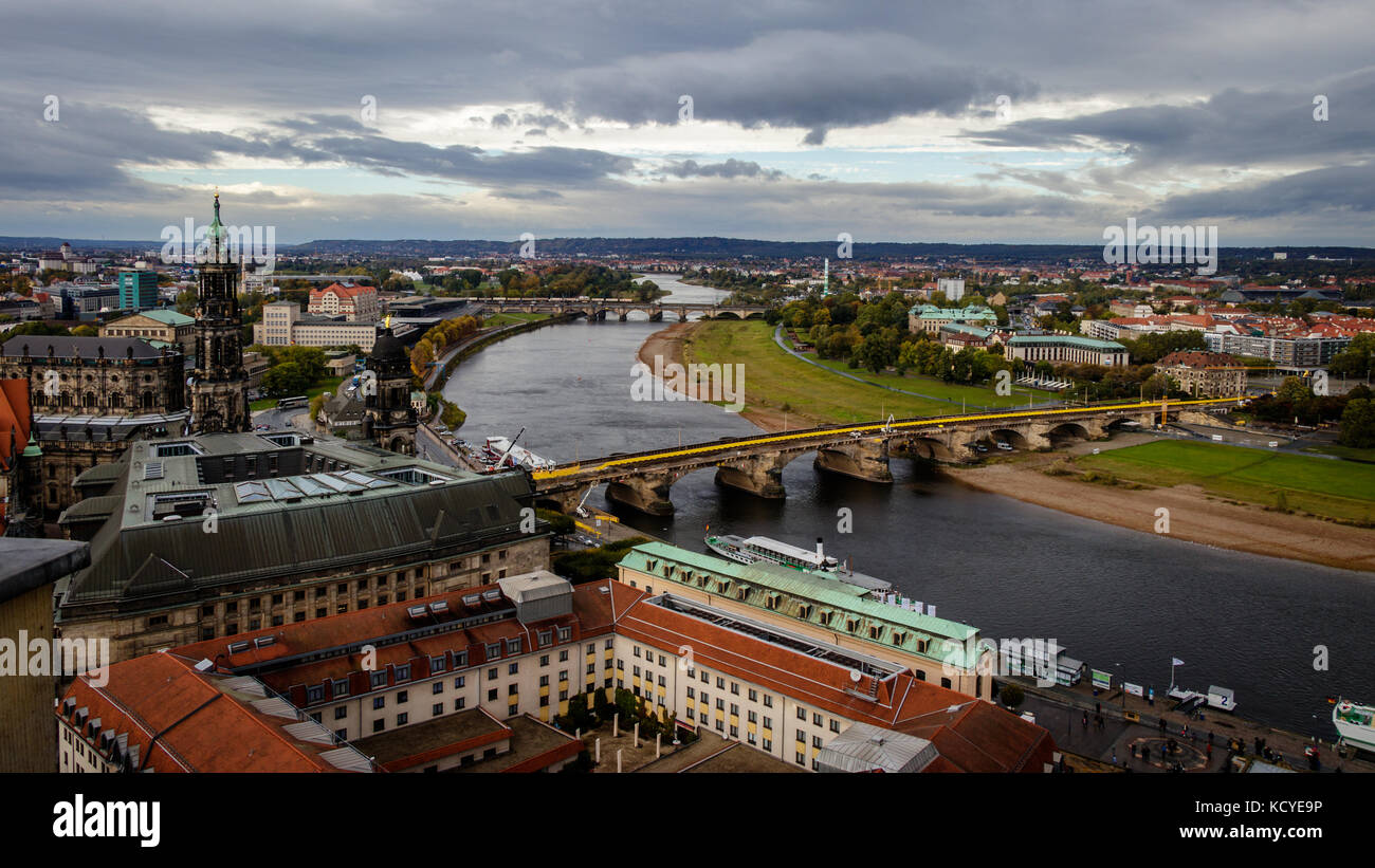 Vue sur la ville de Dresde en Allemagne de l'est sur une tempête automne octobre jour montrant le beau fleuve d'Elbe Banque D'Images