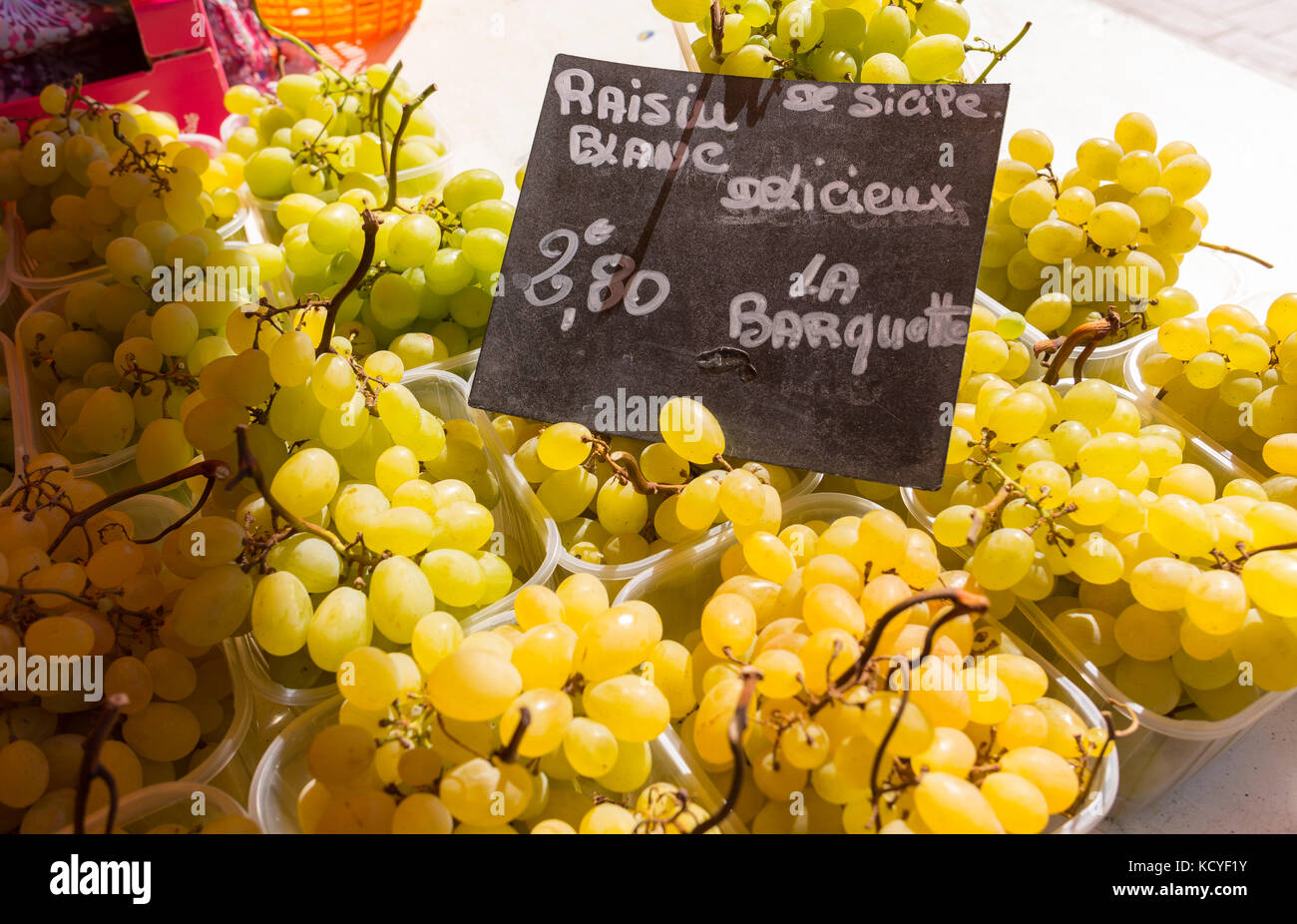 Aix-en-Provence, France - raisins blancs pour la vente au marché de plein air, à la rotonde. Banque D'Images