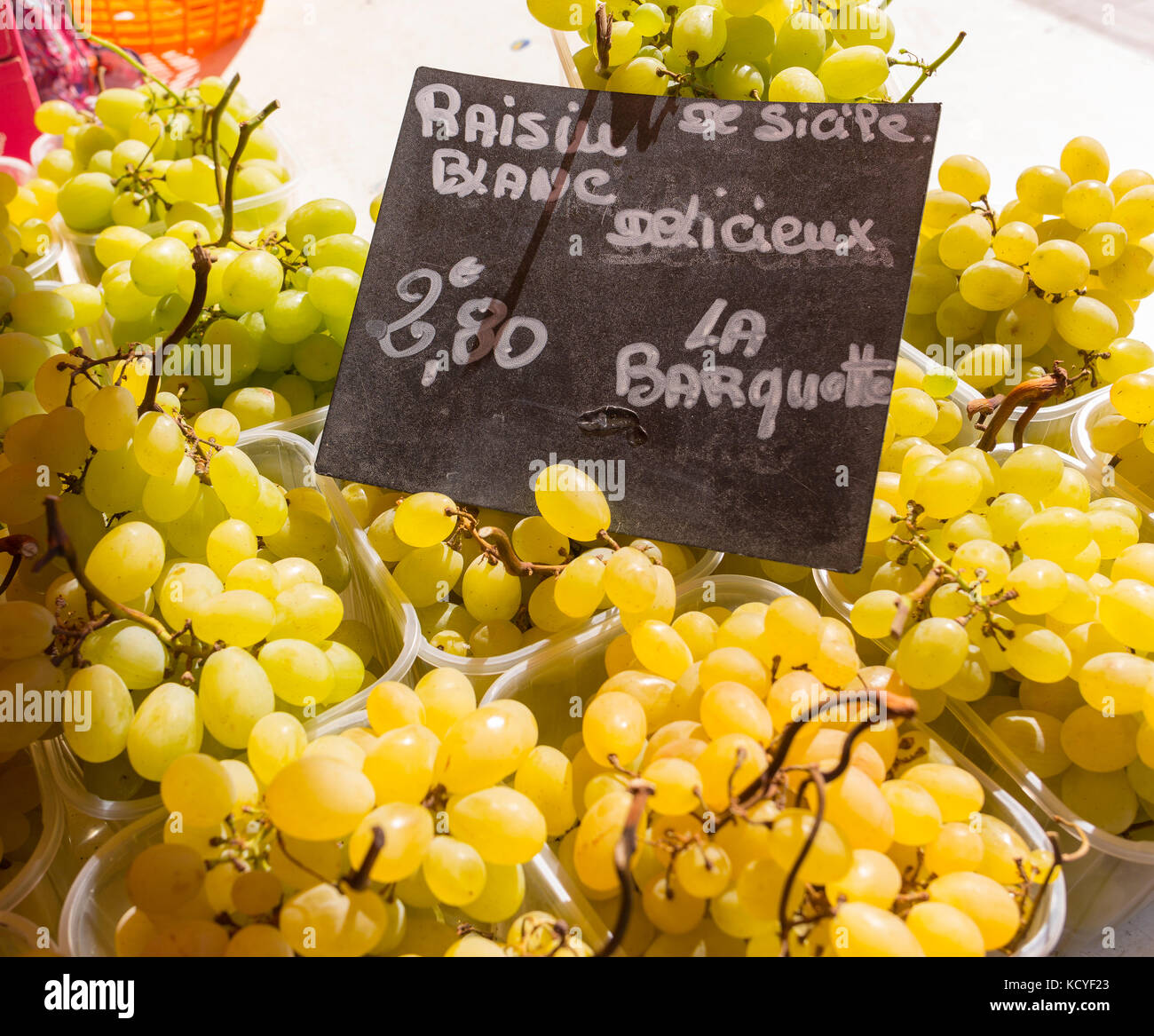 Aix-en-Provence, France - raisins blancs pour la vente au marché de plein air, à la rotonde. Banque D'Images