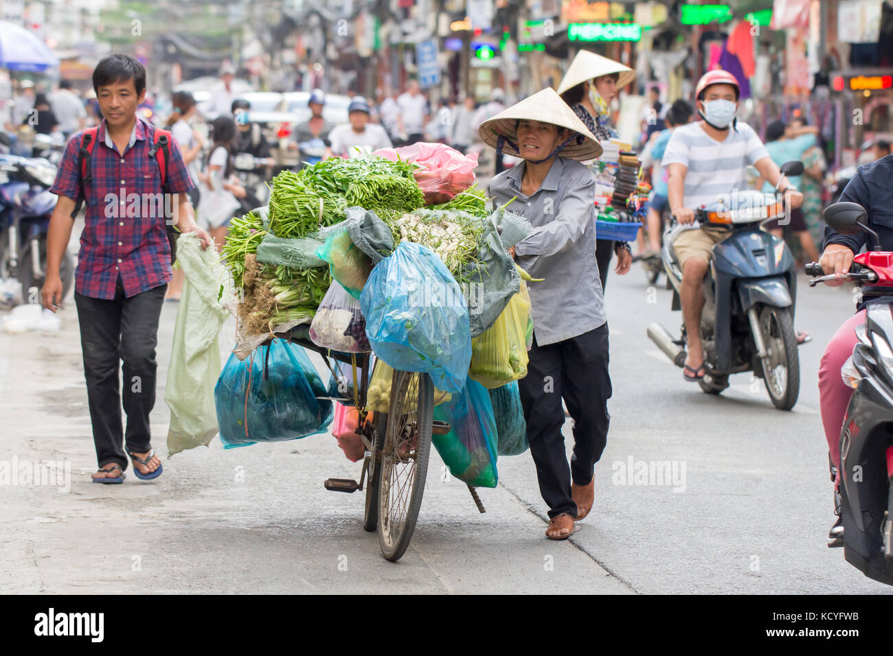 Saigon, Vietnam - juin 2017 : Femme au chapeau conique sur la vente de fruits, Saigon, Vietnam. Banque D'Images