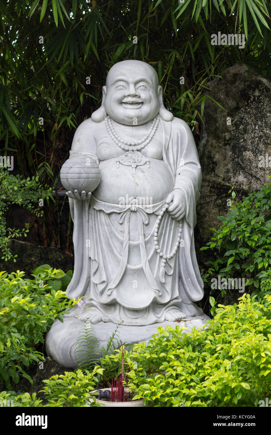 Peluche Bouddha Qui Rit – 30 Cm – Base Fleur – Aimant à Main – Décoration Zen – Cadeau Culturel