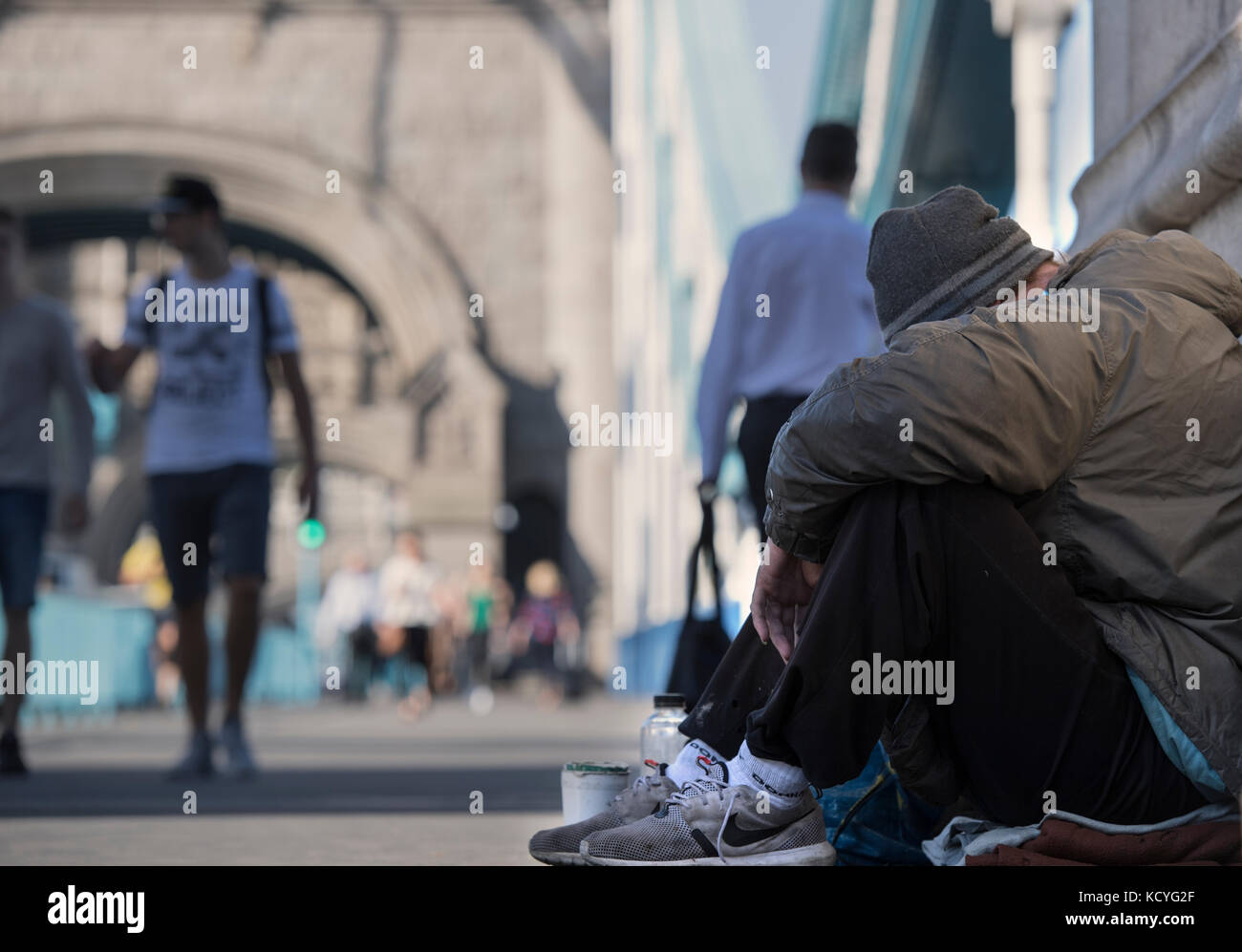 Sans Abri Mendier Sur Tower Bridge A Londres Angleterre Ru Photo Stock Alamy Sans Abri Mendier Sur Tower Bridge A Londres Angleterre Ru Photo Stock Alamy