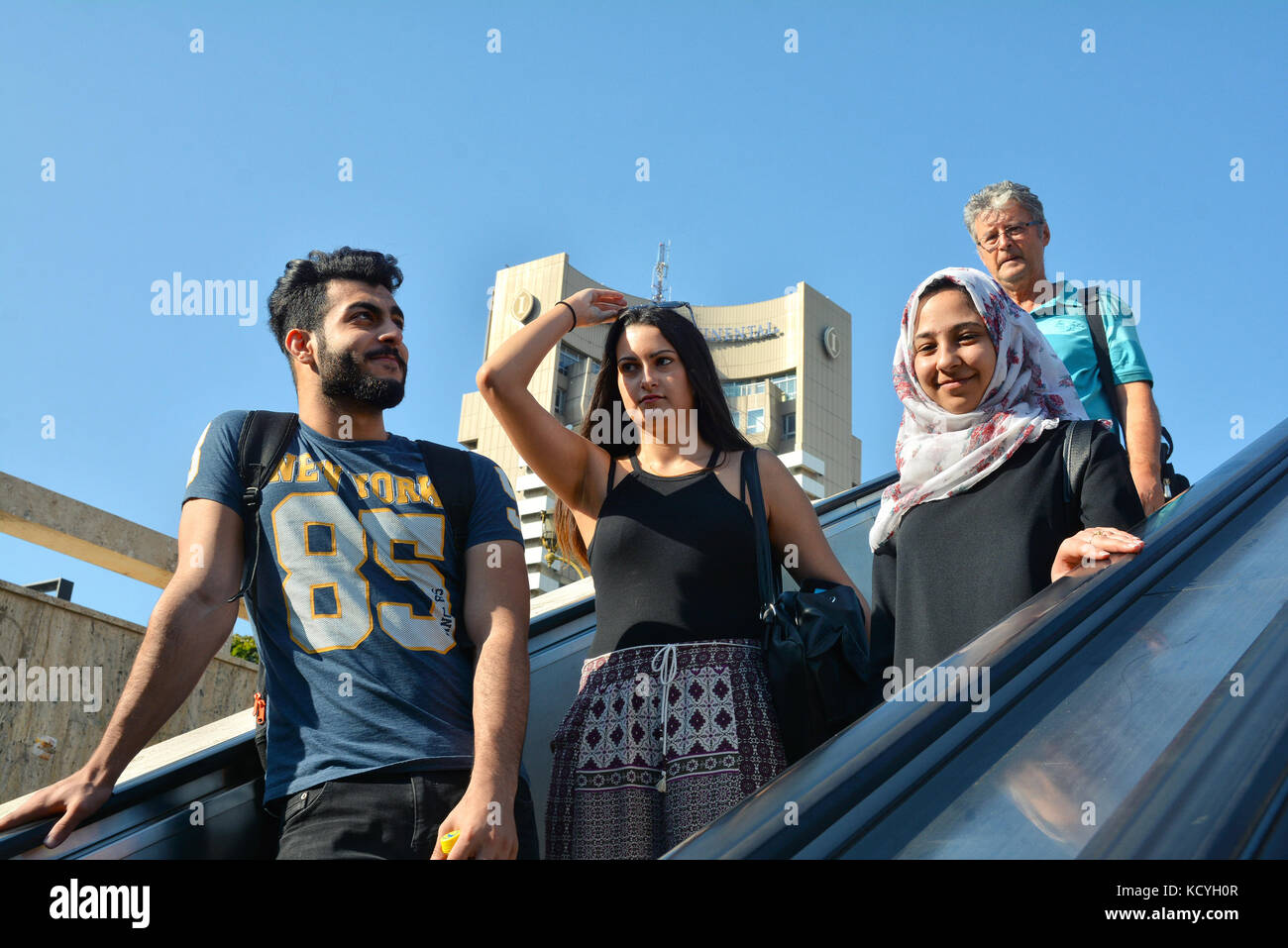 Les gens à Bucarest, centre historique de la capitale de la Roumanie. Les jeunes à University Square descendent dans le métro. Banque D'Images