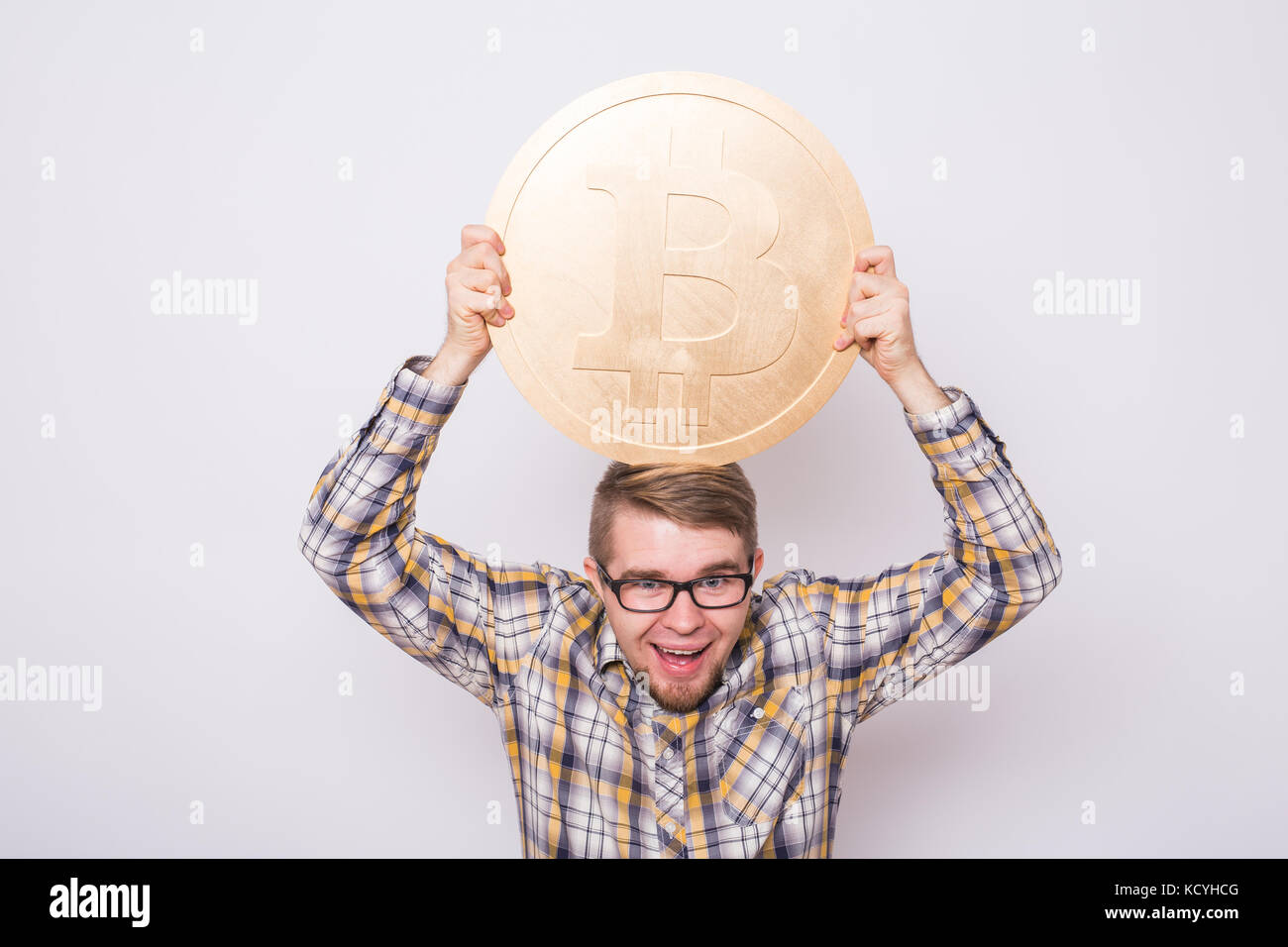Bitcoin fou amoureux avec grande pièce d'or, funny miner avec des pièces. Banque D'Images