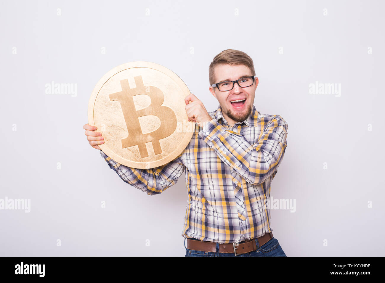 Bitcoin fou amoureux avec grande pièce d'or, funny miner avec des pièces. Banque D'Images