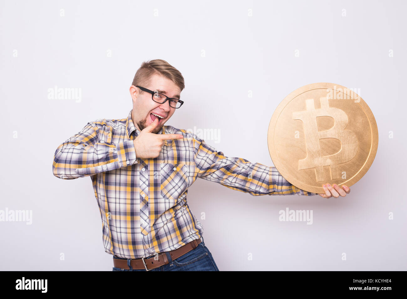 Bitcoin fou amoureux avec grande pièce d'or, funny miner avec des pièces. Banque D'Images