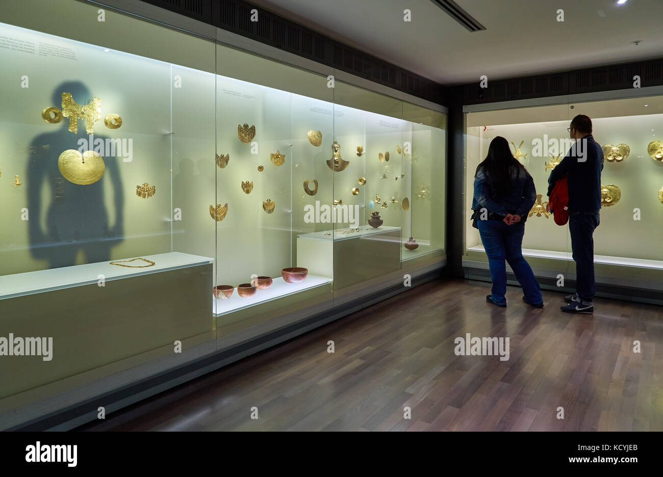 Les touristes à la recherche du cabinet dans la salle d'exposition du musée de l'or ou Museo del Oro, Bogota, Colombie, Amérique du Sud Banque D'Images
