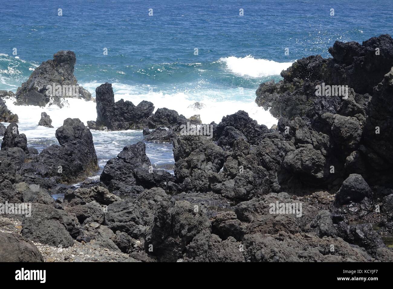 Les vagues déferlent dans des roches de lave à la rive, Keanae peninsula Banque D'Images