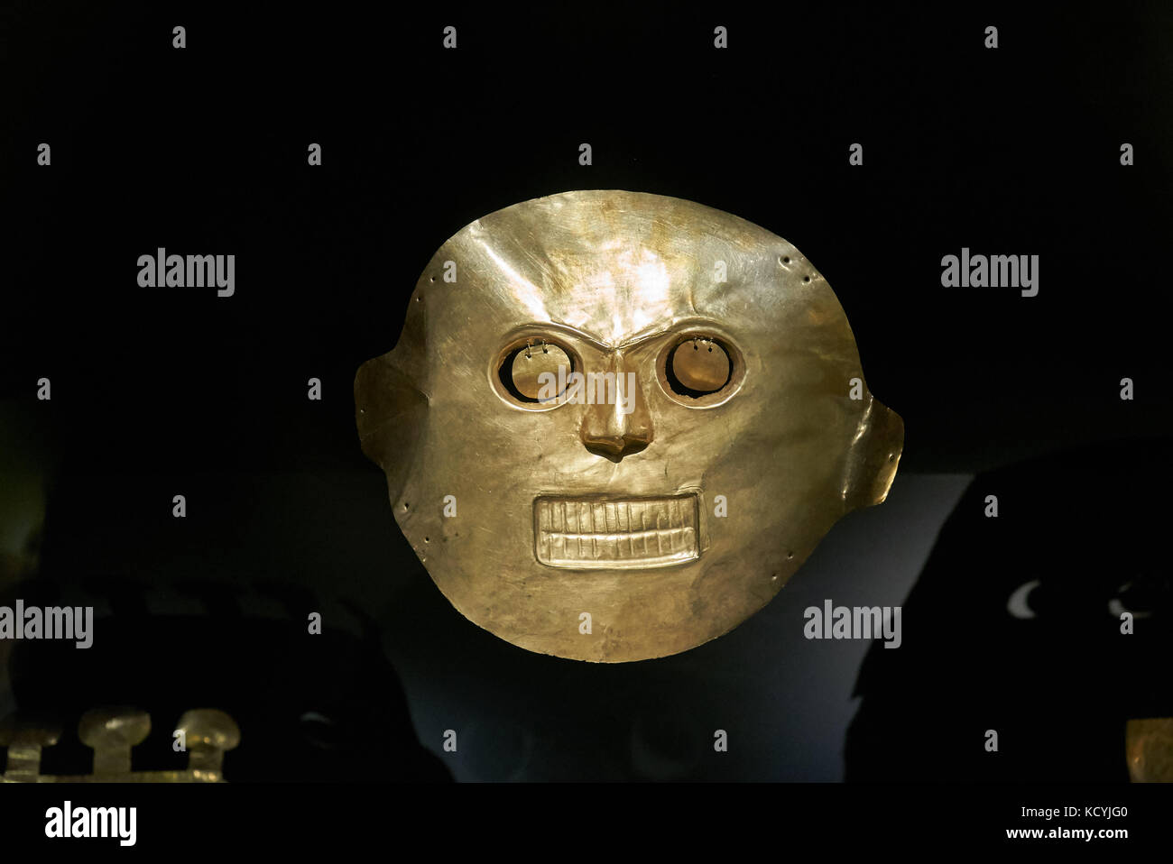 Masque d'or, pièces d'exposition dans le musée de l'or ou Museo del Oro, Bogota, Colombie, Amérique du Sud Banque D'Images